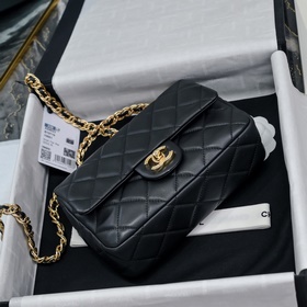 Новая модель Chanel 23S с ручкой в фор