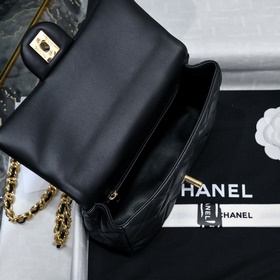 Новая модель Chanel 23S с ручкой в фор