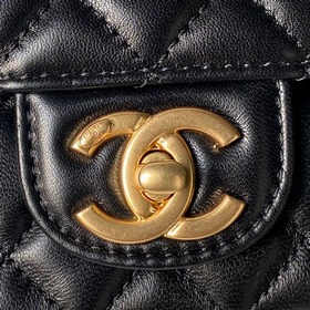 Сумка Chanel 25K с ручкой, украшенной 