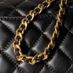 Сумка Chanel 25K с ручкой, украшенной 