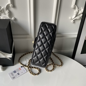 Сумка Chanel 25K с ручкой, украшенной 