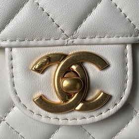 Сумка Chanel 25K с ручкой, украшенной 