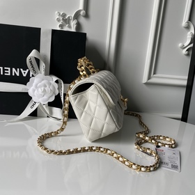 Сумка Chanel 25K с ручкой, украшенной 