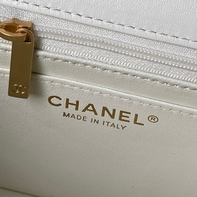 Сумка Chanel 25K с ручкой, украшенной 