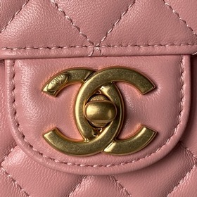 Сумка Chanel 25K с ручкой, украшенной 