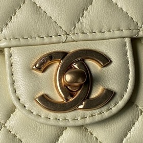 Сумка Chanel 25K с ручкой, украшенной 