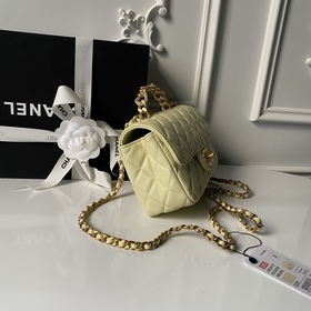 Сумка Chanel 25K с ручкой, украшенной 