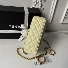 Сумка Chanel 25K с ручкой, украшенной 