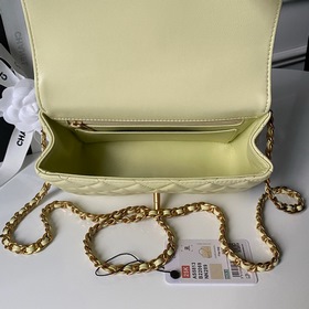 Сумка Chanel 25K с ручкой, украшенной 