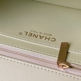 Сумка Chanel 25K с ручкой, украшенной 