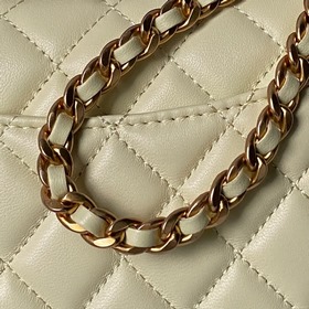 Сумка Chanel 25K с ручкой, украшенной 
