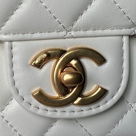 Сумка Chanel 25K с ручкой, украшенной 