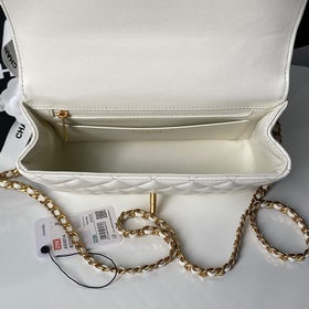Сумка Chanel 25K с ручкой, украшенной 