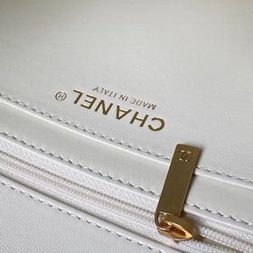 Сумка Chanel 25K с ручкой, украшенной 