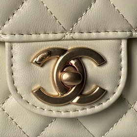 Сумка Chanel 25K с ручкой, украшенной 
