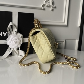 Сумка Chanel 25K с ручкой, украшенной 