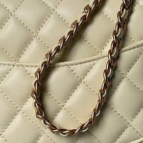 Сумка Chanel 25K с ручкой, украшенной 