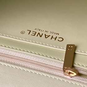 Сумка Chanel 25K с ручкой, украшенной 