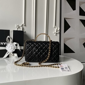 Сумка Chanel 25K с ручкой, украшенной 