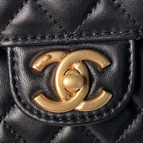 Сумка Chanel 25K с ручкой, украшенной 