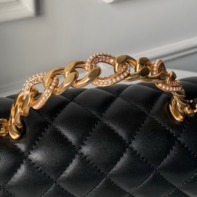 Сумка Chanel 25K с ручкой, украшенной 