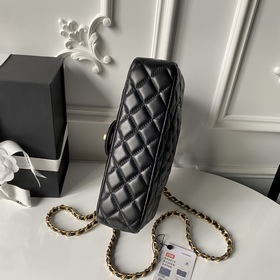 Сумка Chanel 25K с ручкой, украшенной 