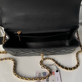 Сумка Chanel 25K с ручкой, украшенной 