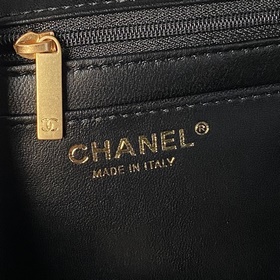 Сумка Chanel 25K с ручкой, украшенной 