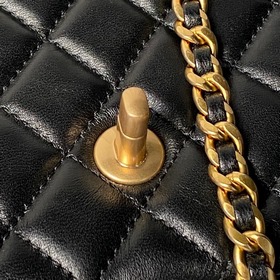 Сумка Chanel 25K с ручкой, украшенной 