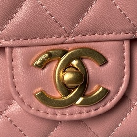 Сумка Chanel 25K с ручкой, украшенной 