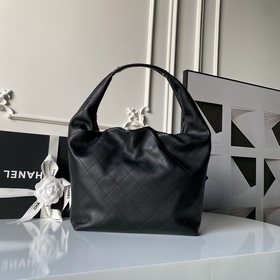 Сумка-хобо Chanel 26C в стиле хиппи AS