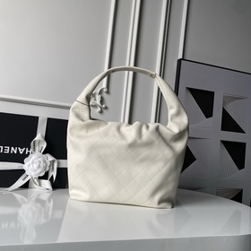 Сумка-хобо Chanel 26C в стиле хиппи AS