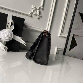 Chanel впервые представляет модель AS6