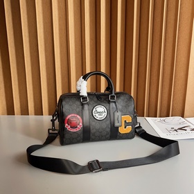 Модель Coa Venturer из линейки Coach в