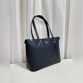 Топ-модель COACH в полной фирменной уп