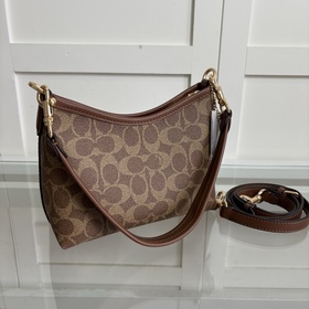 Коричневая сумка Coach в максимальной 