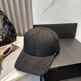 Бейсболка FENDI из серии Monogram — кл
