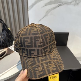 Бейсболка FENDI из серии Monogram — кл