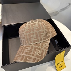 Бейсболка FENDI из серии Monogram — кл