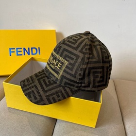 Бейсболка FENDI из серии Monogram — кл