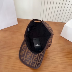 Бейсболка FENDI из серии Monogram — кл