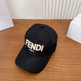Бейсболка FENDI из серии Monogram — кл