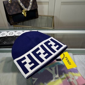 Вязаная шапка FENDI в комплекте с защ