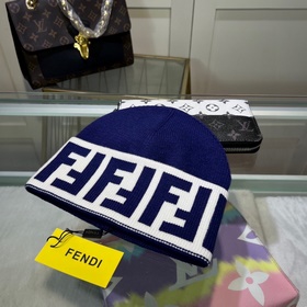 Вязаная шапка FENDI в комплекте с защ
