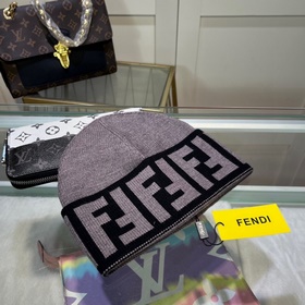 Вязаная шапка FENDI в комплекте с защ