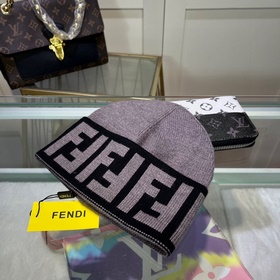 Вязаная шапка FENDI в комплекте с защ