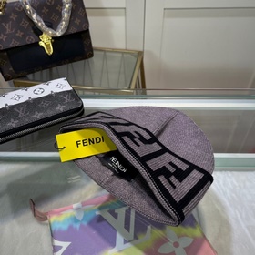 Вязаная шапка FENDI в комплекте с защ