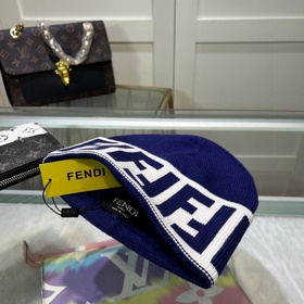 Вязаная шапка FENDI в комплекте с защ