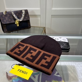 Вязаная шапка FENDI в комплекте с защ
