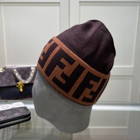 Вязаная шапка FENDI в комплекте с защ